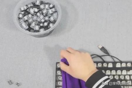 键盘如何清洗取键清洗（电脑键盘拆键帽清洗方法）